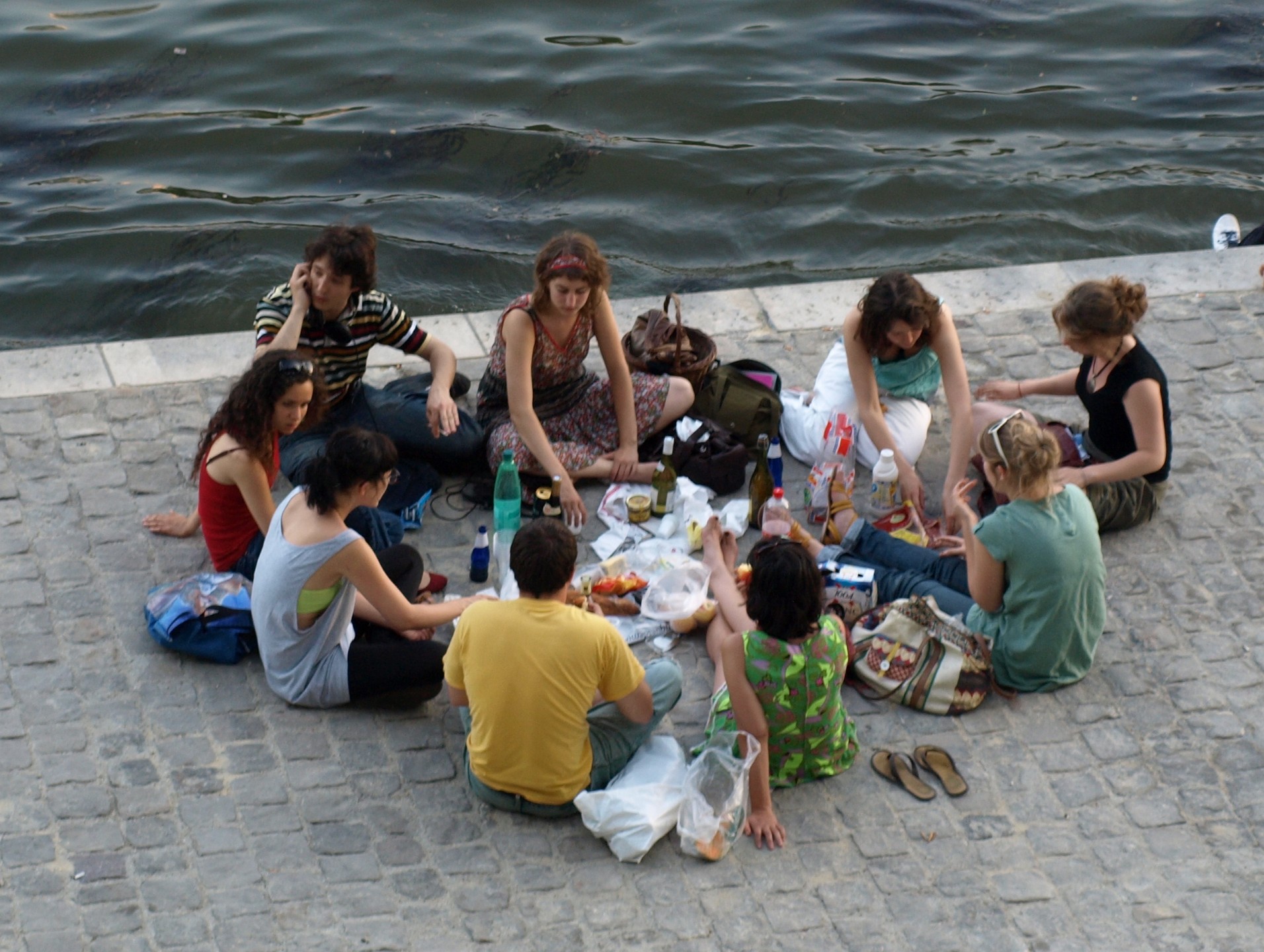 An Evening of Wine and Snacks on the Seine